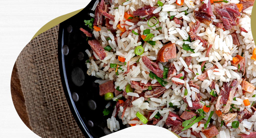 Arroz de Carreteiro com Torresmo: Uma Receita Rústica e Saborosa